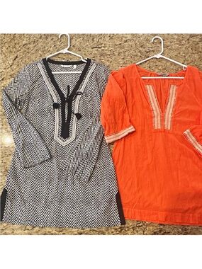 Athleta Lot of 2 Tunic Tops S Black/White Geometric V-Neck Embroidered